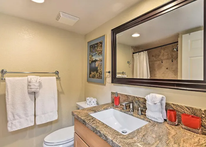 Holiday home Golf Course Views, Hot Tub Access: Home!